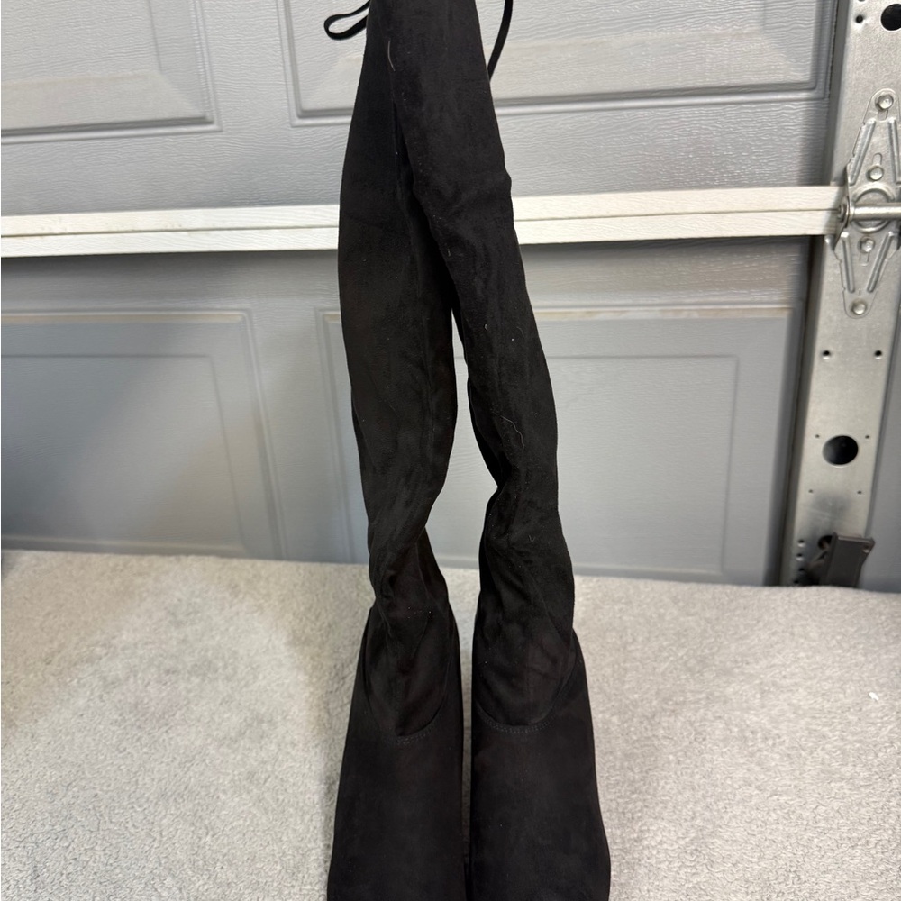 Elegant Black Knee-High Boots Size 9.5 Faux Suede
New - Picture 6 of 7
